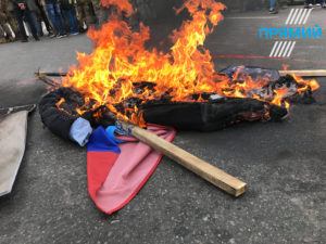 Чучело Путина горит. В Киеве сожгли чучело Путина