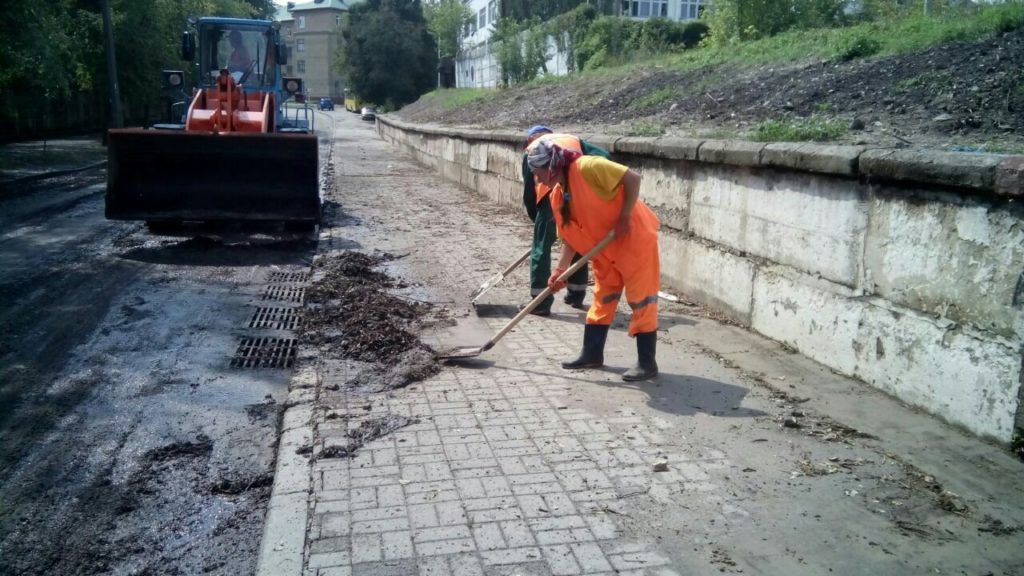 Найскладніша ситуація на вулиці Антоновича: комунальники ліквідують наслідки негоди у Києві