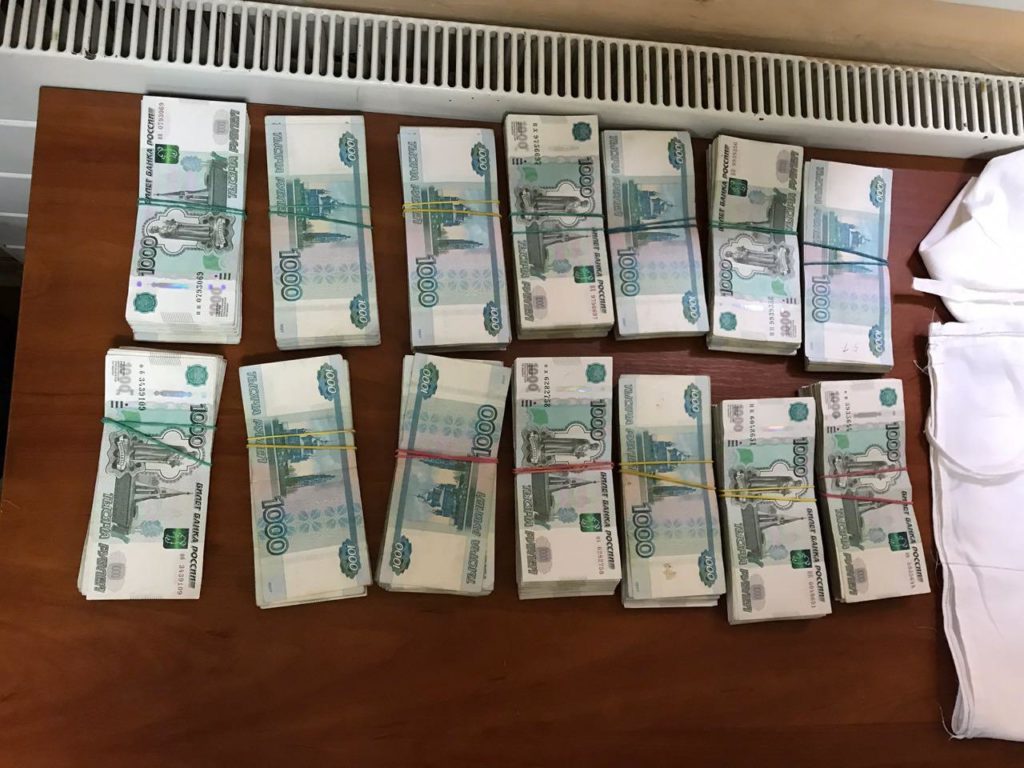 Троє українців несли до Росії під одягом понад 3 мільйони рублів