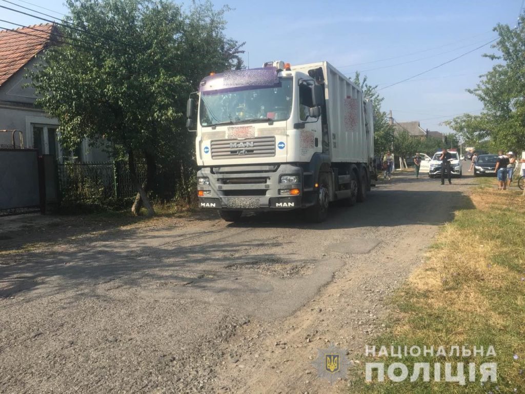 Неподалік Мукачево сміттєвоз насмерть задавив 81-річного дідуся