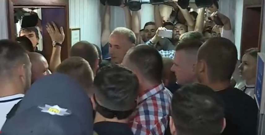 Адвокати Януковича зчинили бійку в суді