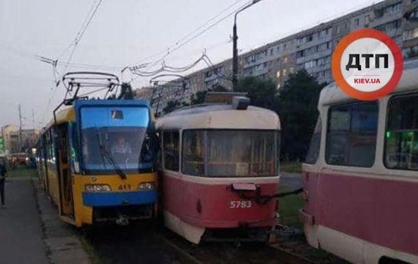 У Києві трамвай, зійшовши з рейок, в’їхав у зустрічний: фото і перші подробиці