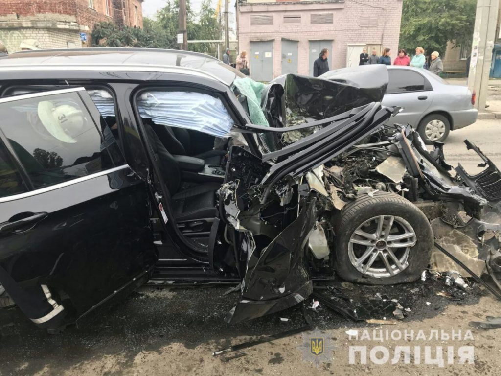 В Харькове джип BMW влетел в маршрутку: много пострадавших