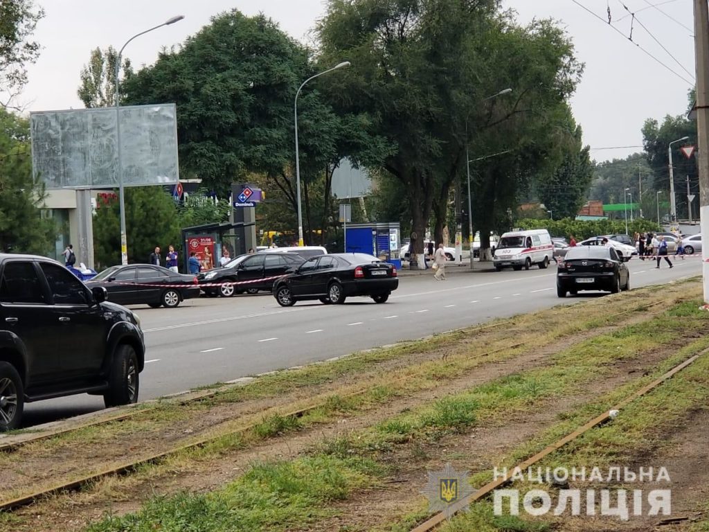У Шевченківському районі Одеси правоохоронці знешкоджуюють вибухівку в автомобілі