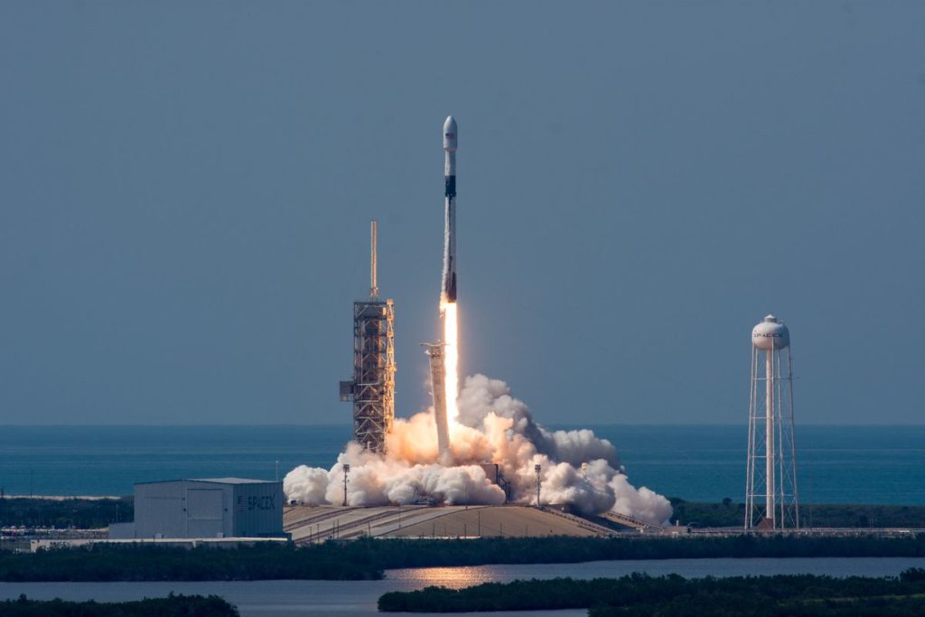 SpaceX вибрала людину, яка облетить навколо Місяця