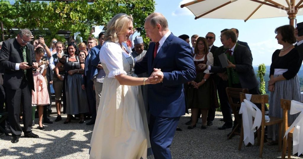 “Свадьбы с казаками”: Порошенко поглузував з участі Путіна у весіллі глави МЗС Австрії