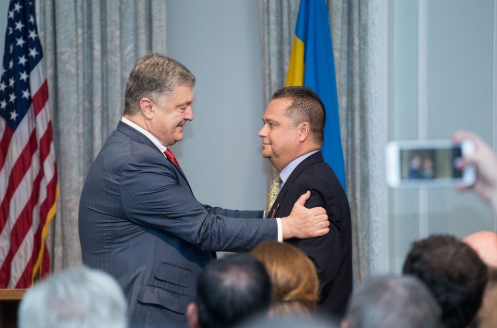 Порошенко вручив державні нагороди представникам української громади у США