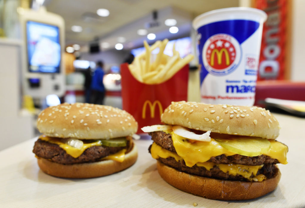 Без ароматизаторов и красителей: mcdonald’s избавится от вредных добавок в бургерах