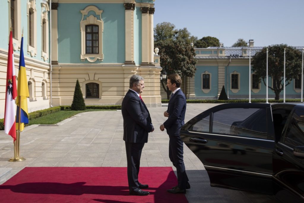 Шефство над одним з міст Донбасу та рік української культури в Австрії – перші результати переговорів Порошенка та Курца