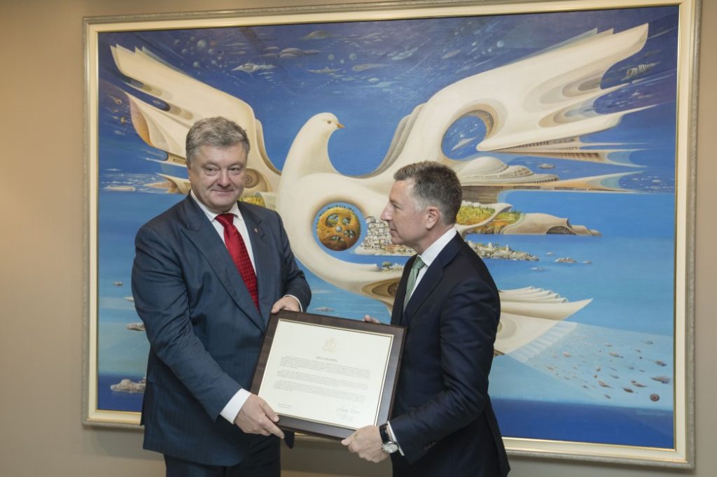 Курт Волкер передал Петру Порошенко официальную декларацию о непризнании США аннексии Крыма Россией