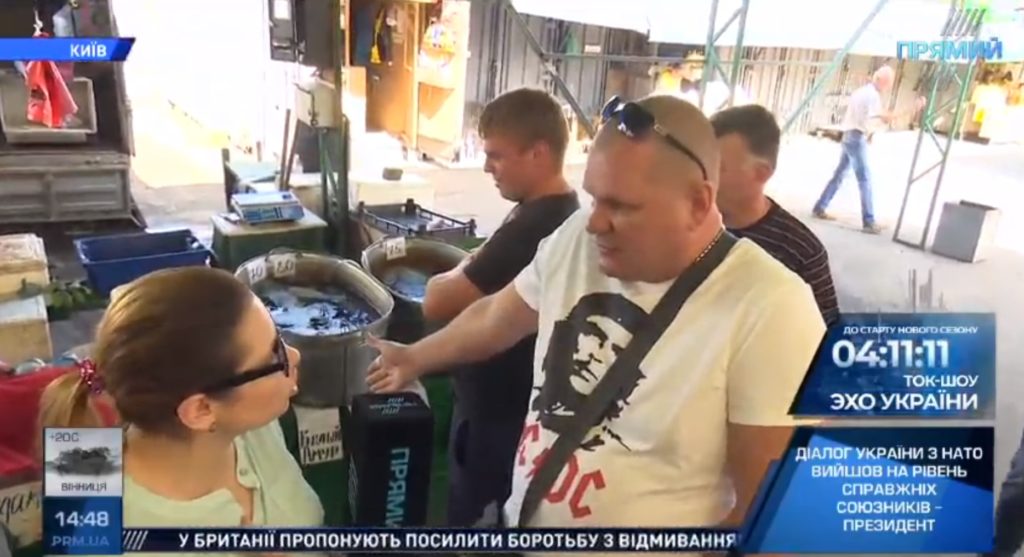 Строили из себя дураков и толкались: продавцы Дарницкого рынка напали на журналистов Споживача