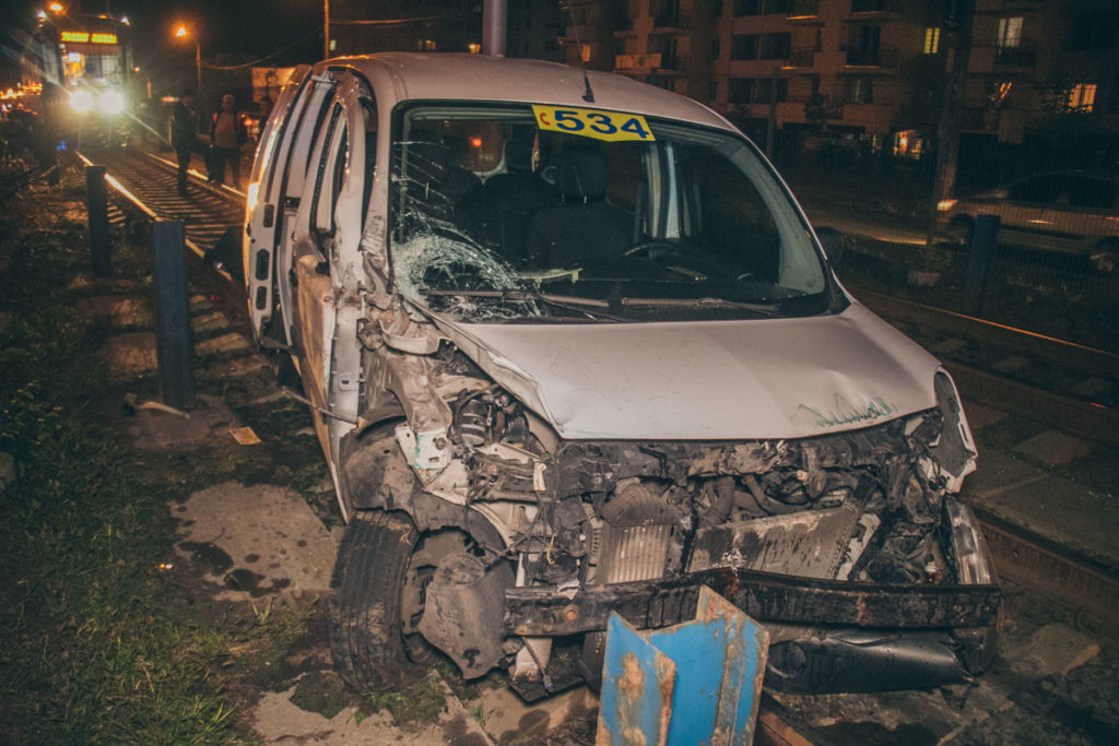 У Києві п’яний таксист на шаленій швидкості врізався в маршрутку: фото і відео