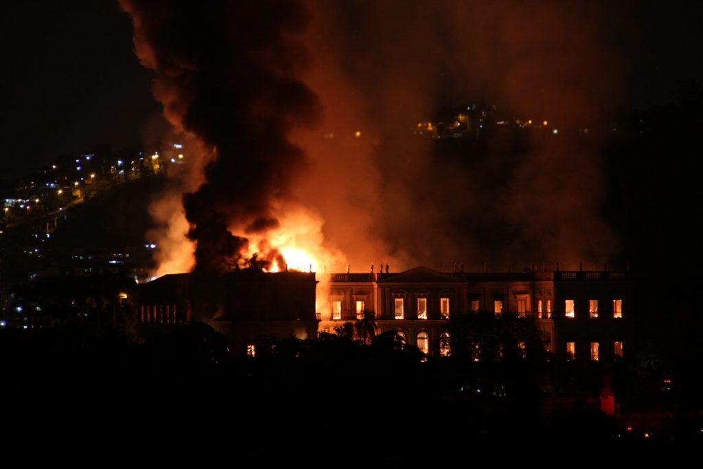 У 200-річному історичному музеї Бразилії спалахнула масштабна пожежа