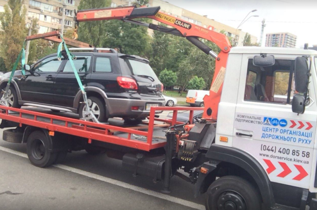 Понад 20 автівок евакуювали у Києві за добу через нові правила паркування