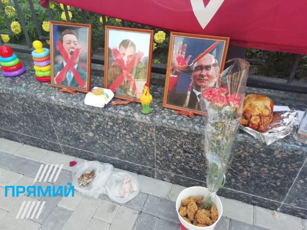 Путін – наступний, підсмажена курка та шампанське під посольством РФ: реакція українців на смерть Захарченка