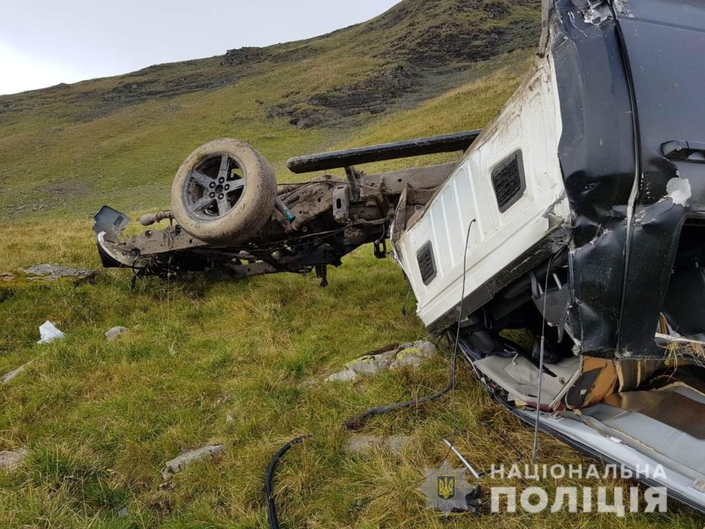 На Закарпатье двое киевлян на внедорожнике сорвались в ущелье