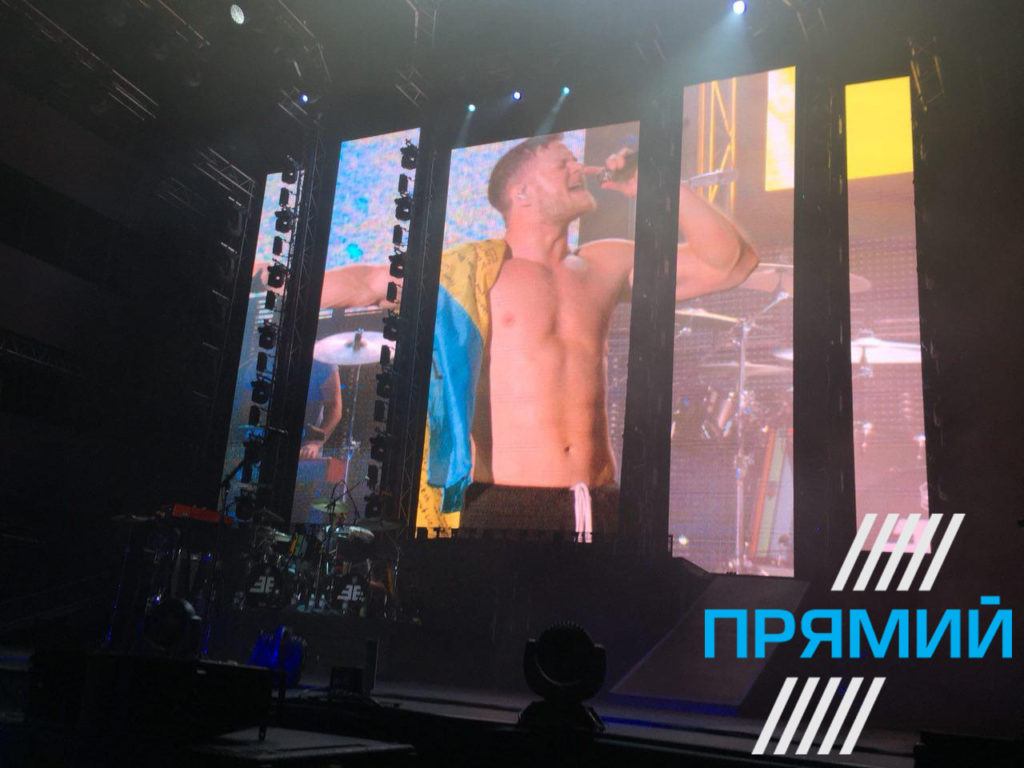 Додав емоцій: соліст Imagine Dragons вийшов на сцену НСК “Олімпійський” з прапором України