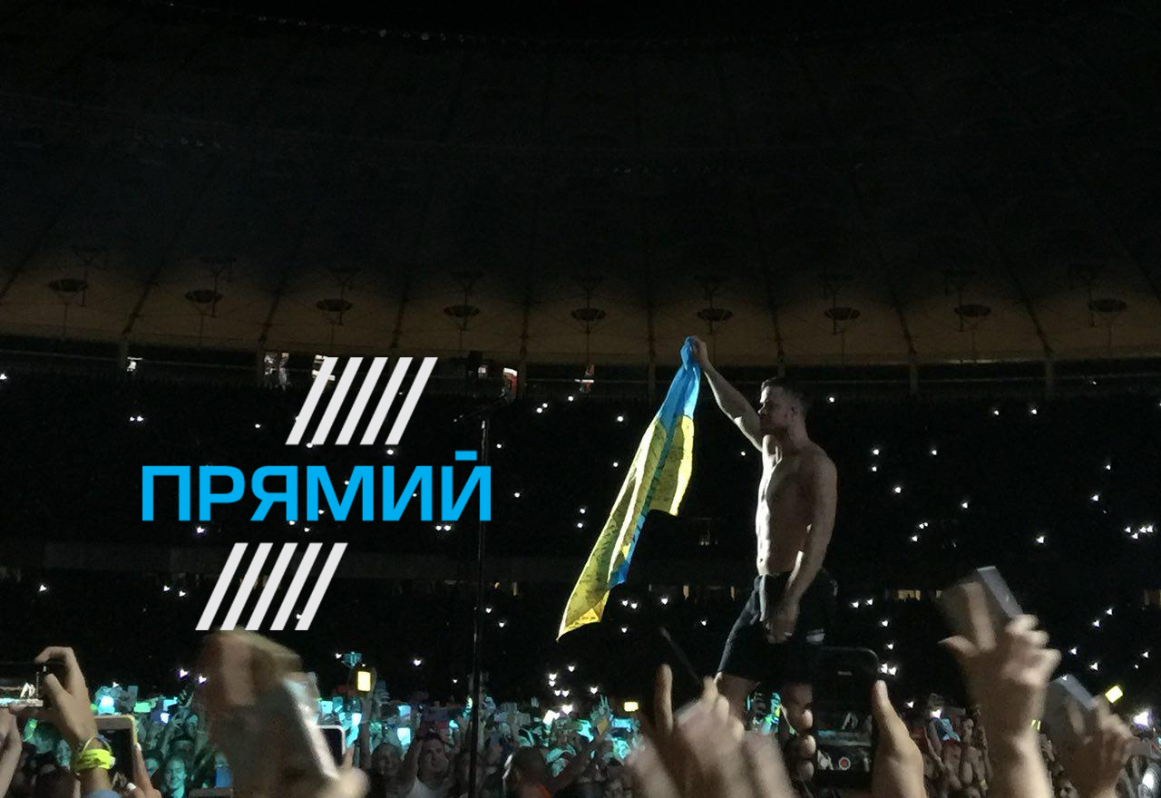 Додав емоцій: соліст Imagine Dragons вийшов на сцену НСК “Олімпійський” з прапором України