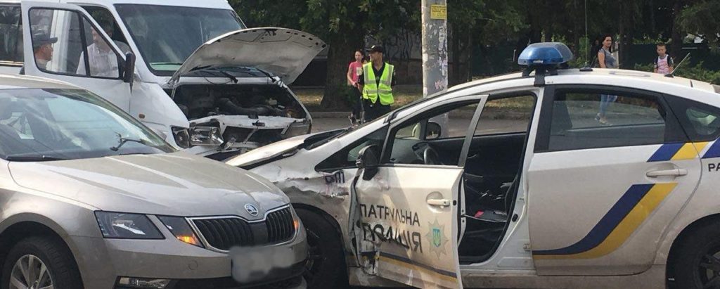 Масштабне ДТП в Кривому Розі: поліцейські врізались у дві автівки та маршрутку, один постраждалий