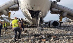 В Сочі Boeing 737 викотився в річку та загорівся: Перші фото відео та свідчення пасажирів