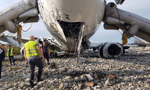 В Сочі Boeing 737 викотився в річку та загорівся: Перші фото відео та свідчення пасажирів