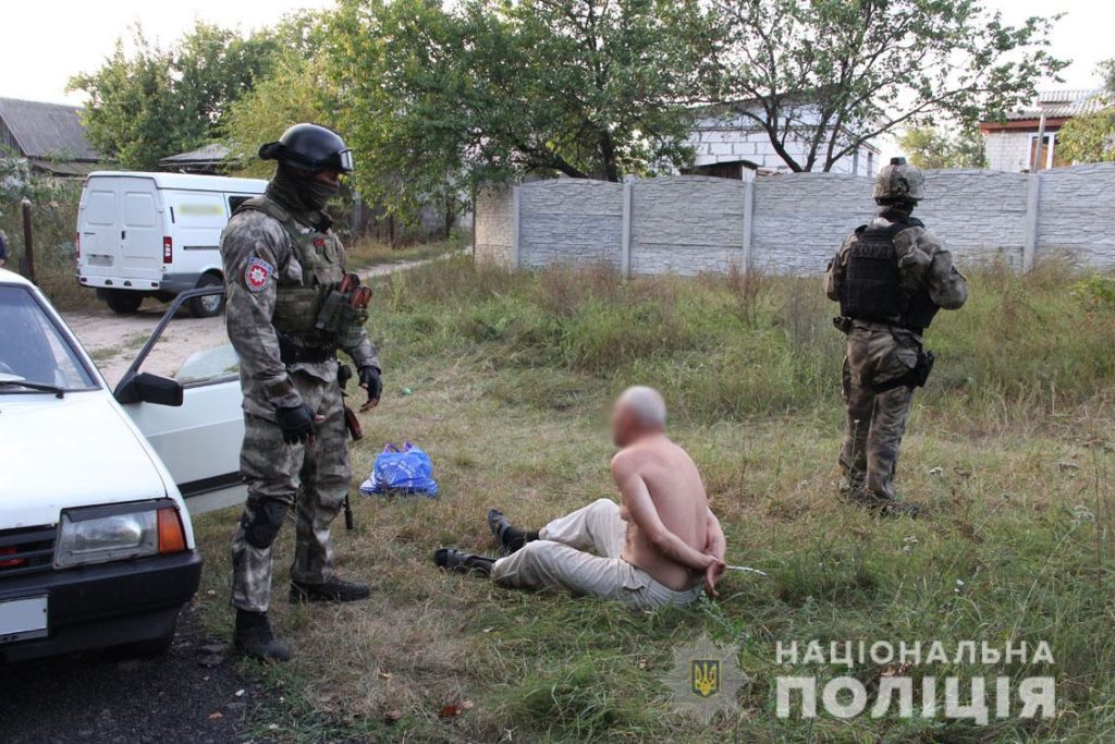 Різав ножем та стріляв з гвинтівки: у Чернігові затримали чоловіка, який намагався зґвалтувати дівчину