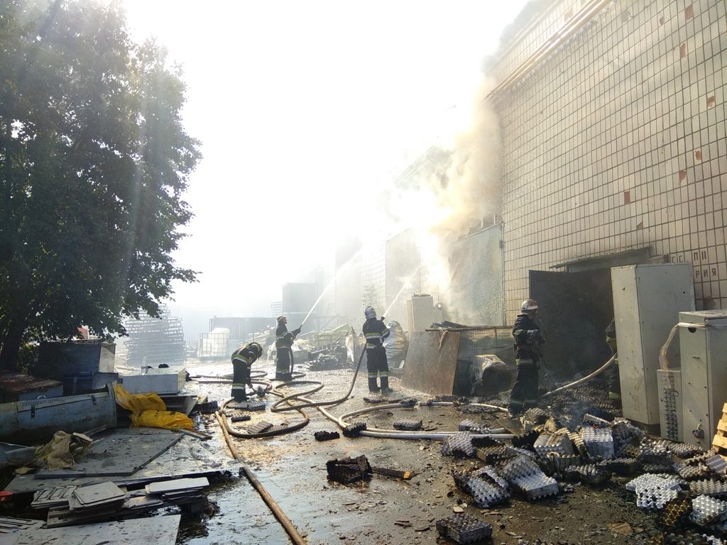 Пожар на складе Житомирского картонного комбината ликвидирован