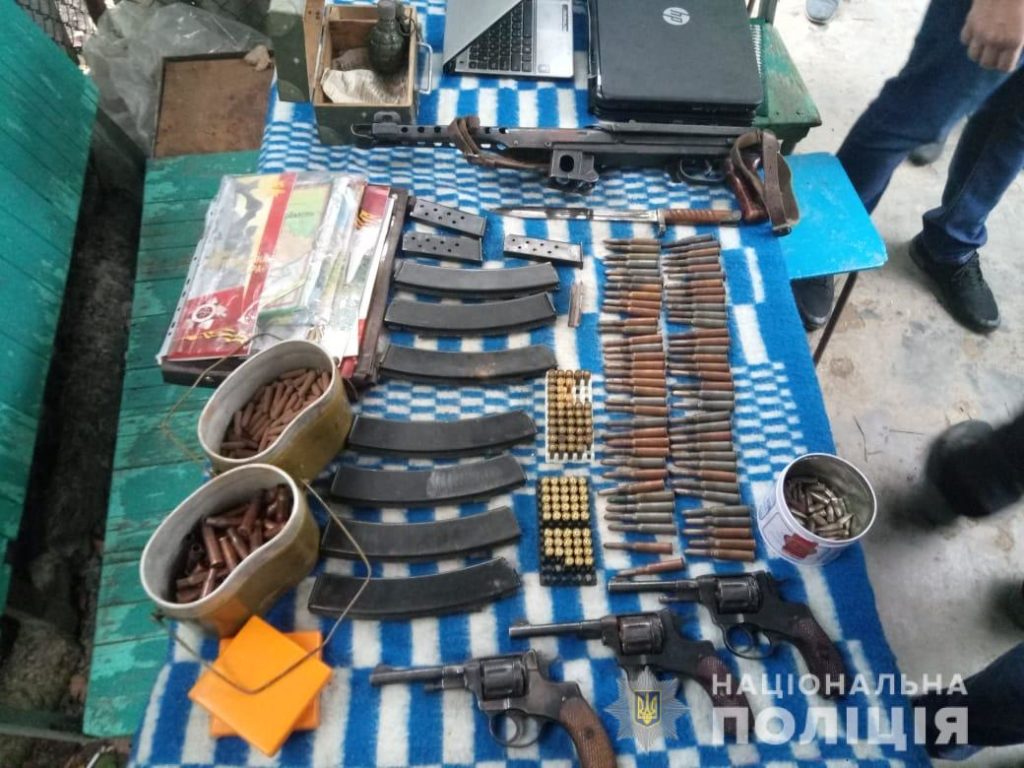 На Одещині чоловік зберігав вдома арсенал зброї і відливав боєприпаси