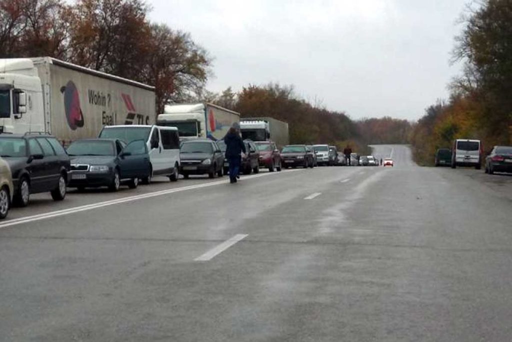 На блокпосту под Харьковом мужчина угрожает взорвать себя: фото и все подробности