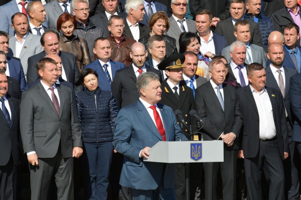 Порошенко надеется, что изменения в Конституцию, которые закрепят курс Украины в ЕС и НАТО, примут в ближайшее время
