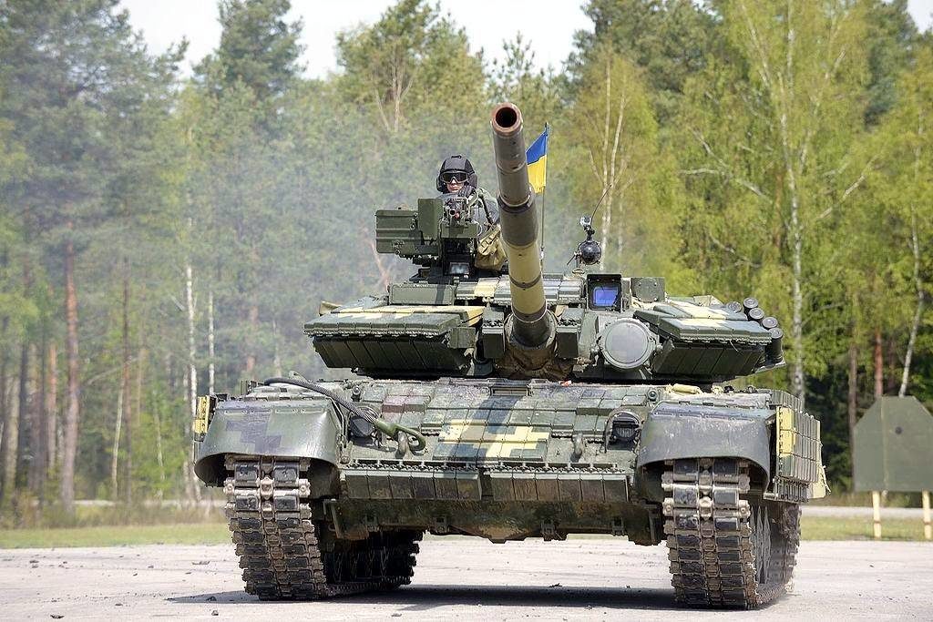 Сегодня ВСУ получат десятки новых танков и БТР: подробности «Прямого»