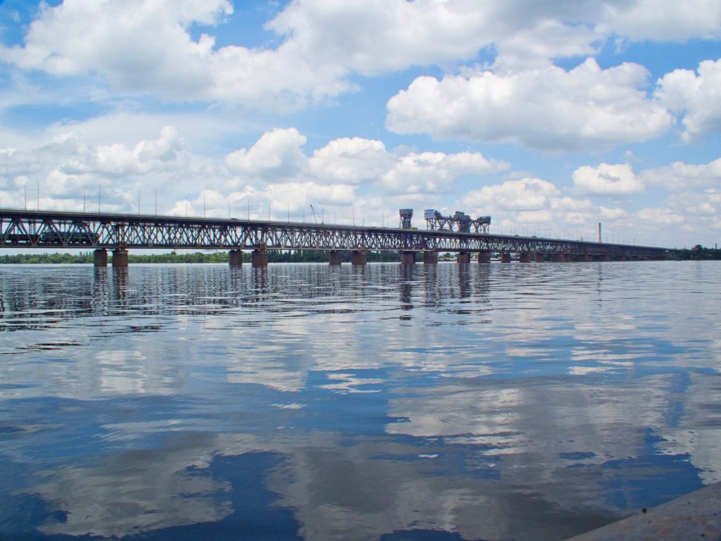 У Дніпрі припинено рух Амурським мостом через повідомлення про замінування