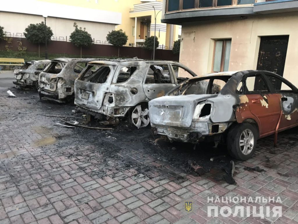 В Харькове дотла сгорело пять автомобилей