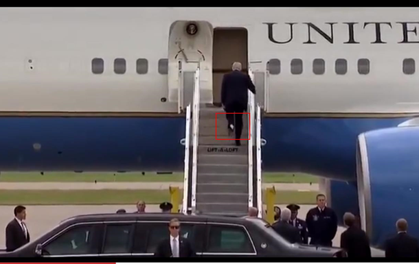 Важко бути президентом: Трампа засміяли в соцмережах за а туалетний папір на черевику
