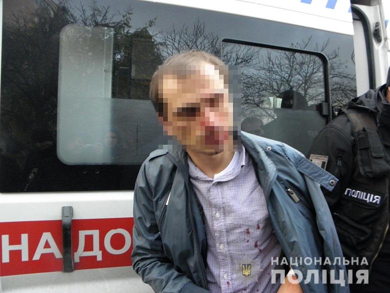 Зухвалий напад у Києві: свідки злочину заблокували авто грабіжників