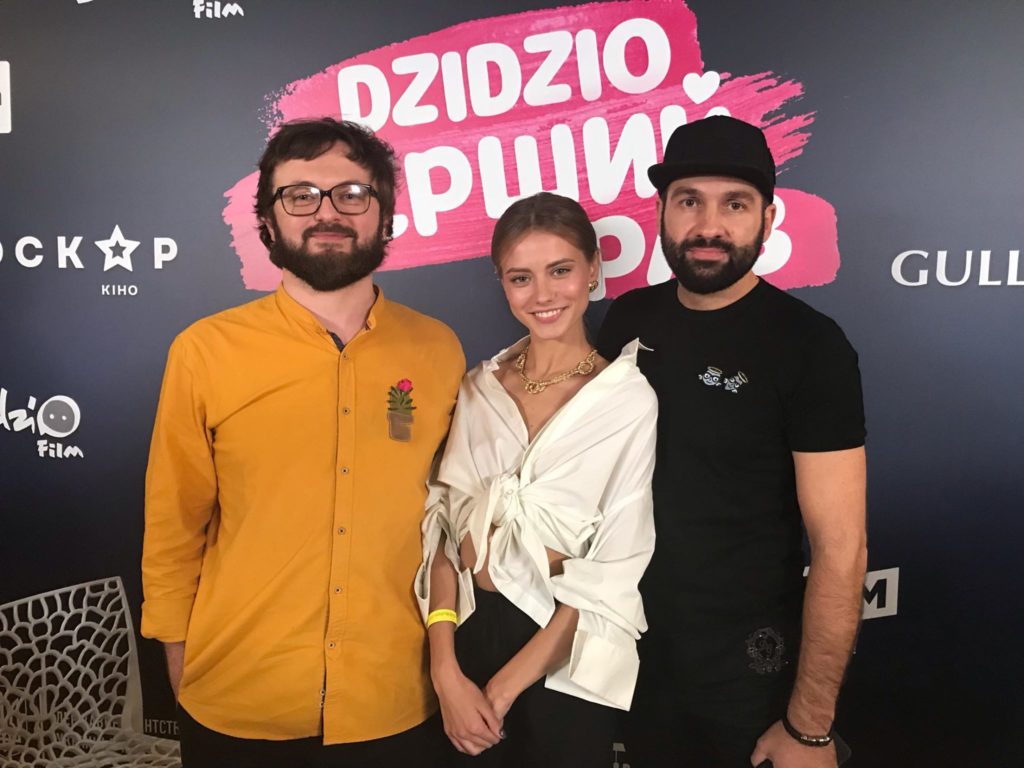 Як Дзідзьо спізнився на літак та закохався у Квітку: “Прямий” подивився нову стрічку разом зі співаком