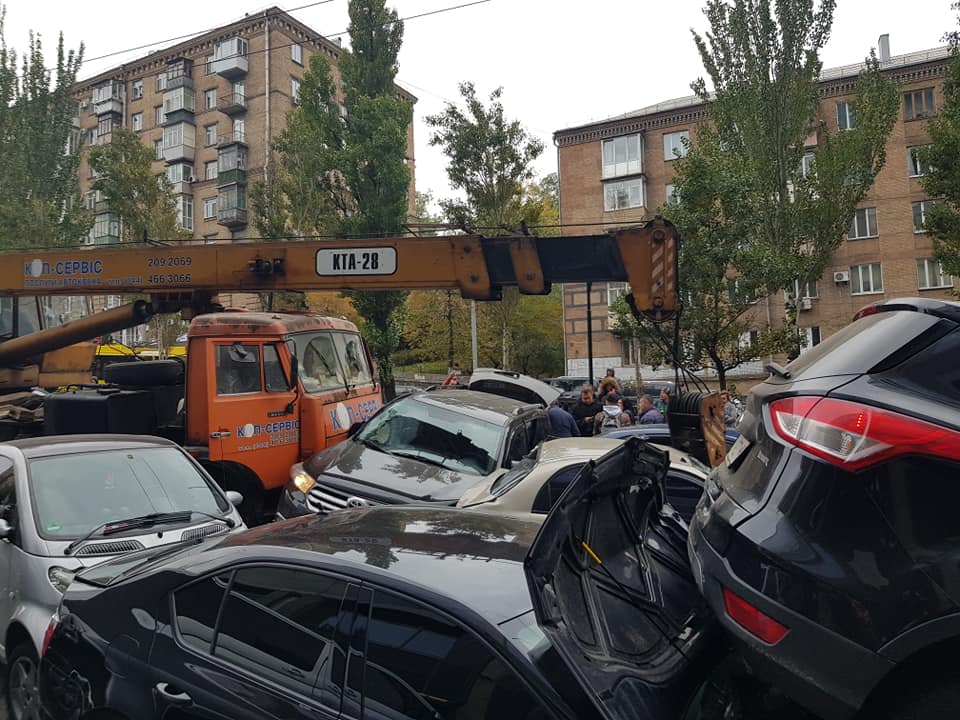 У центрі Києва сталась масштабна ДТП за участі 17 автомобілів: фото, відео і усі подробиці