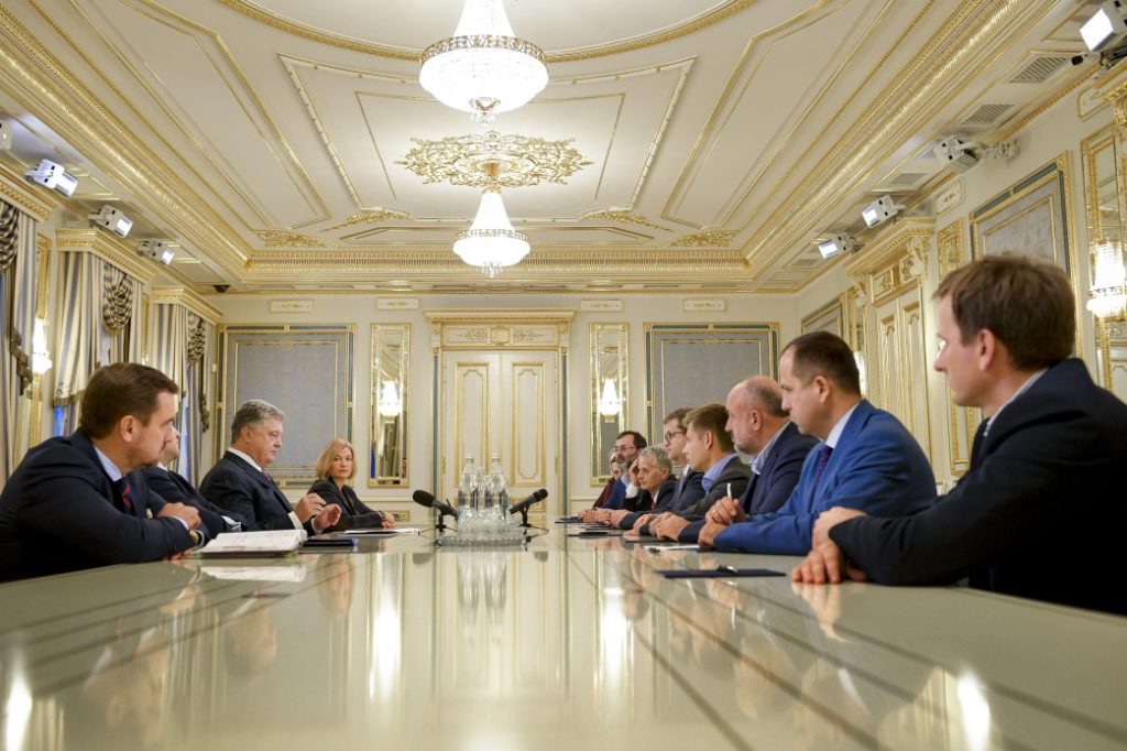 Петро Порошенко висловив співчуття українцям, які втратили дітей та близьких у окупованій Керчі