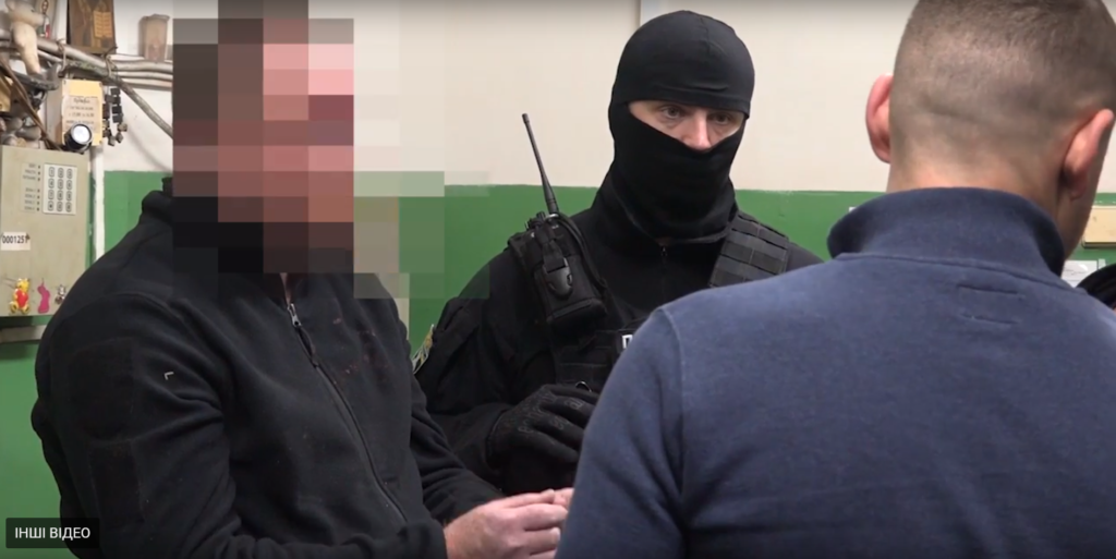 У харківському метро поліцейські били пасажирів та вимагали гроші: подробиці