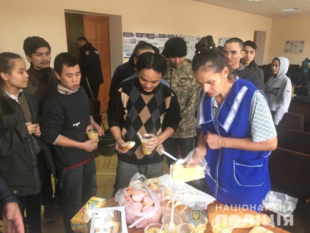 Житель Київщини утримував і морив голодом 28 в’єтнамців – поліція