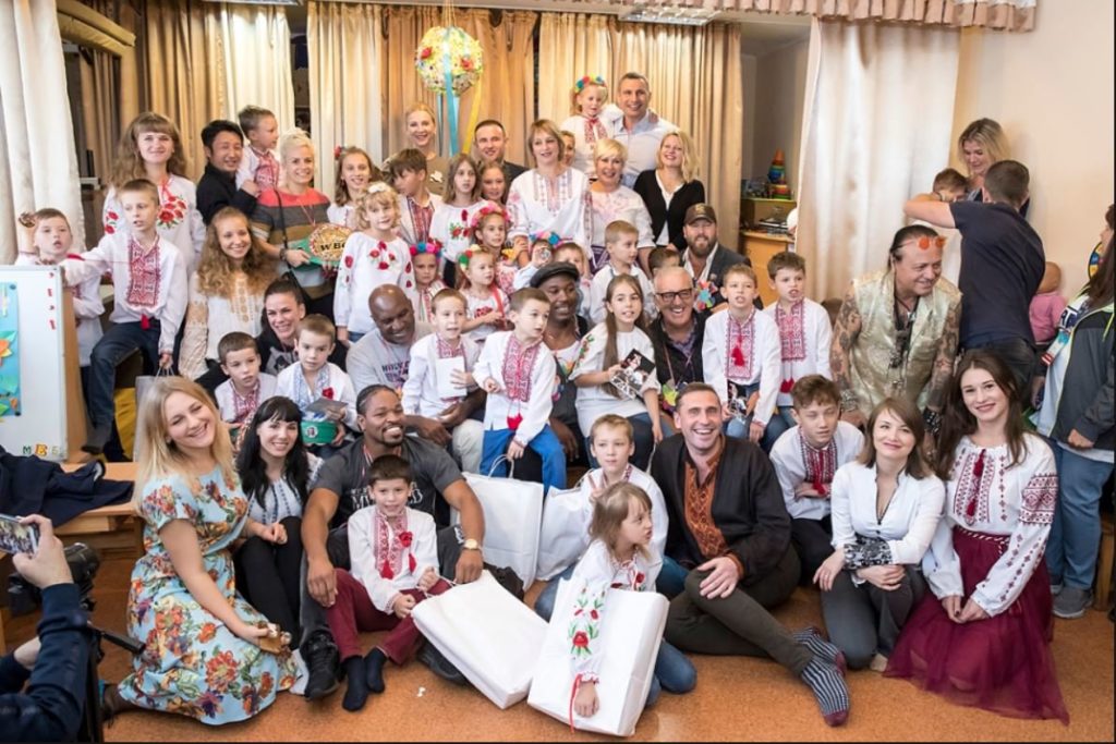 Легендарні боксери Льюїс і Холіфілд відвідали дитячий центр у Києві: кумедні фото