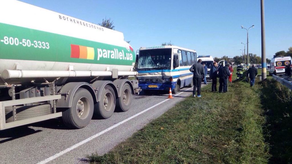 У Дніпропетровській області рейсовий автобус з пасажирами зіткнувся з бензовозом: багато постраждалих