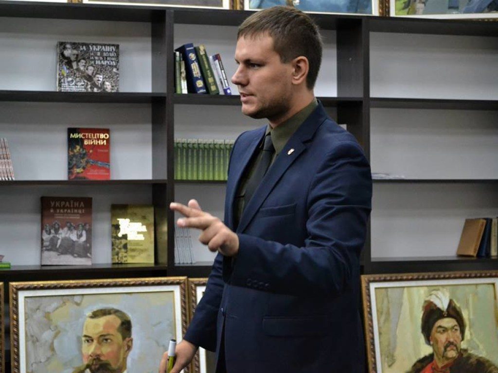 Ножі, палиці та пістолет: депутата Київради жорстоко побили біля власного дому