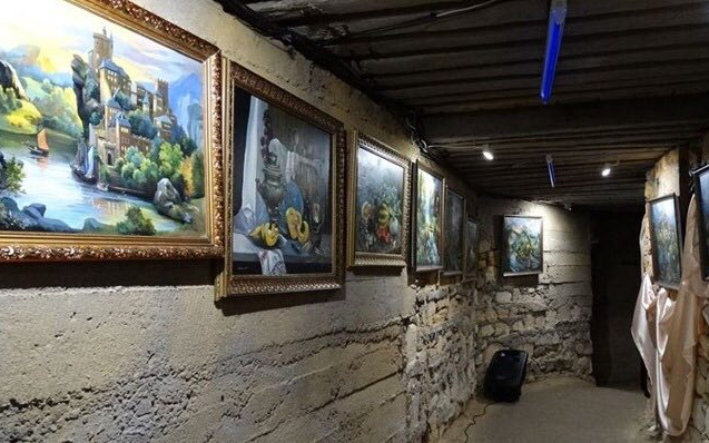 Картини світяться у темряві: на Одещині у катакомбах відкрили галерею