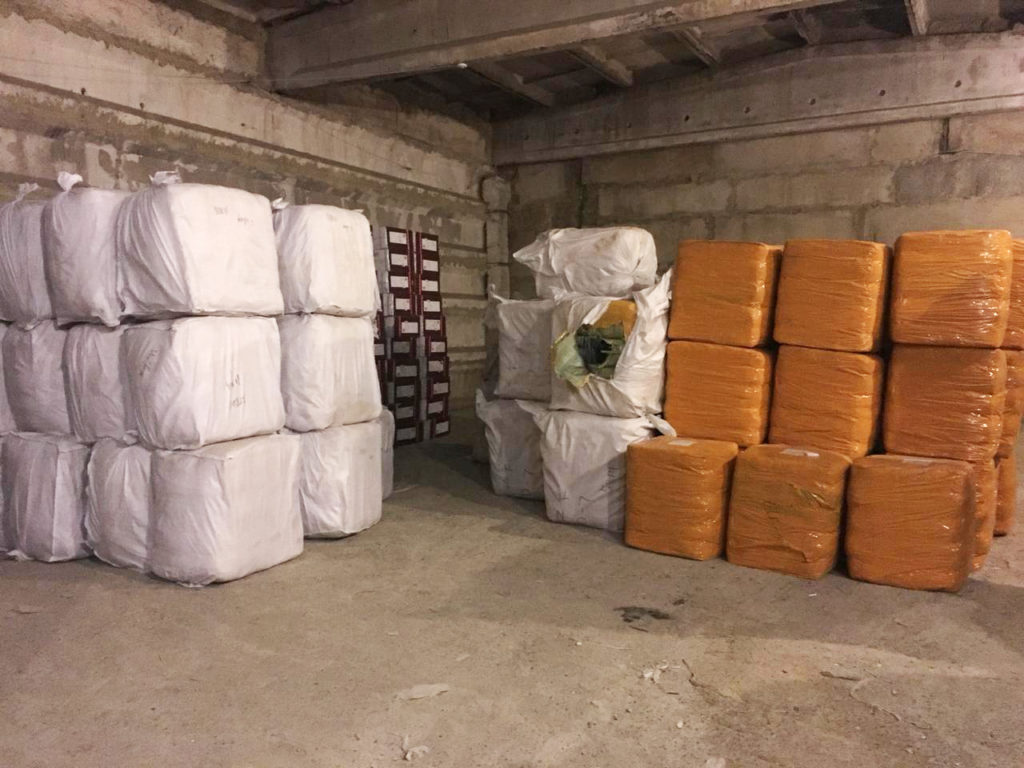 У порту Одеси виявили 30 тонн контрабандного зимового одягу з Китаю