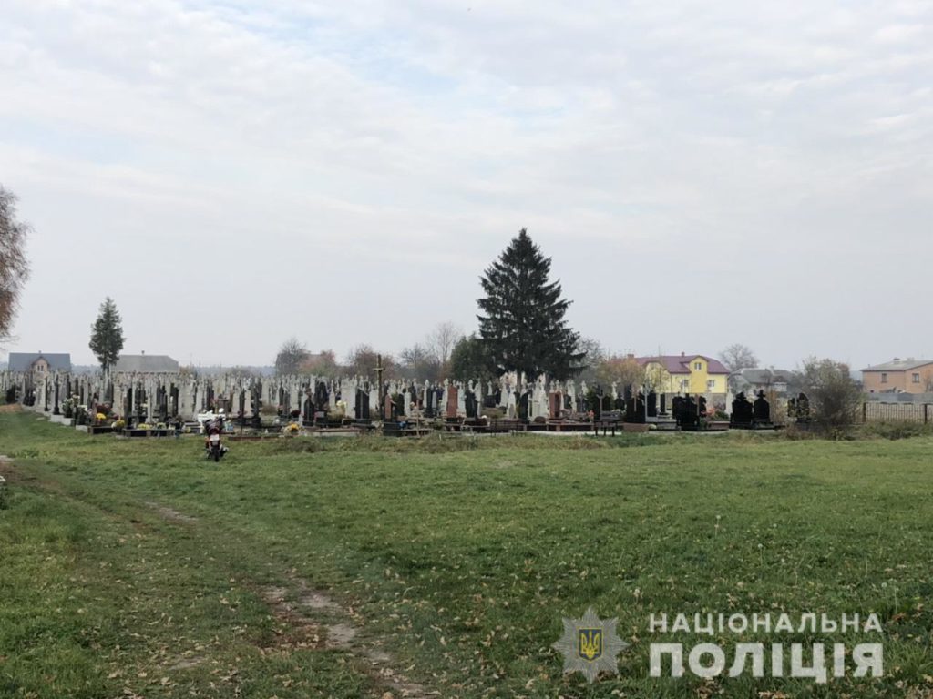 На Львівщині місцеві мешканці на кладовищі знайшли мертве новонароджене немовля