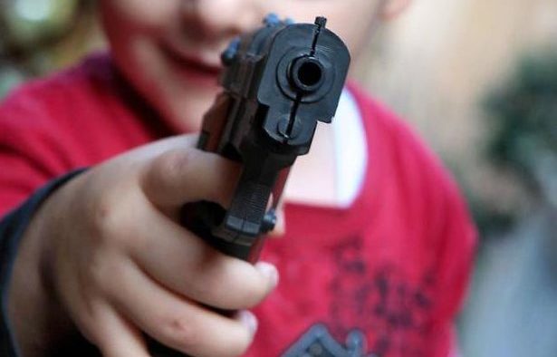 В Криму окупанти масово залучають дітей до “Юнармії” і вчать користуватись зброєю