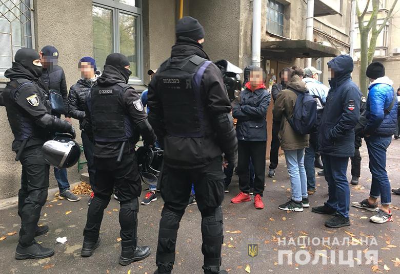 Біля будівлі Кабміну затримано чоловіків зі зброєю: фото і подробиці