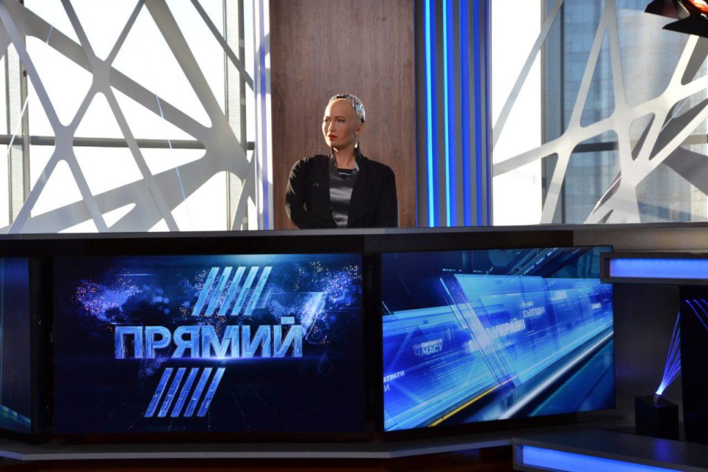 Для мене велика честь стати першим роботом-громадянином у світі –  Софія на “Прямому”