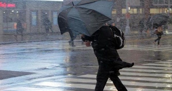 Погода в Україні різко погіршиться: синоптики попереджають про штормовий вітер і град